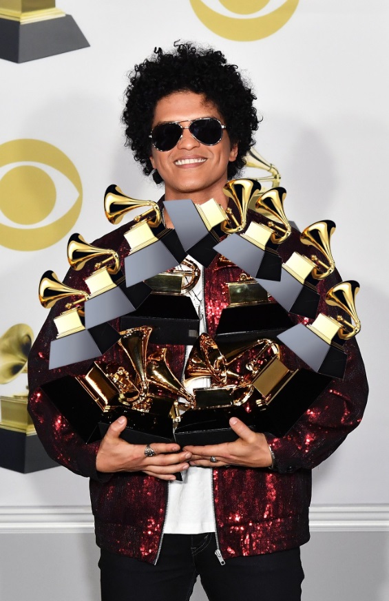 Photo Bruno Mars Holding All 13 Of His Grammy Awards