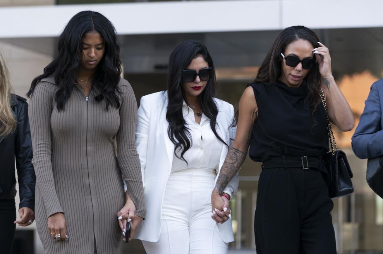 Photo Vanessa Bryant Wearing All White As She Leaves Courtroom