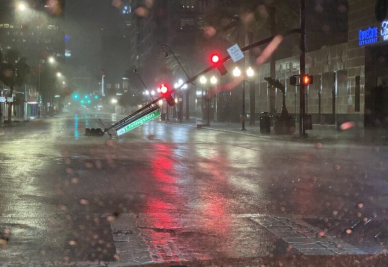 PHOTO Traffic Light That Collapsed On Livingston And Orange Avenue In Orlando Sitting On The