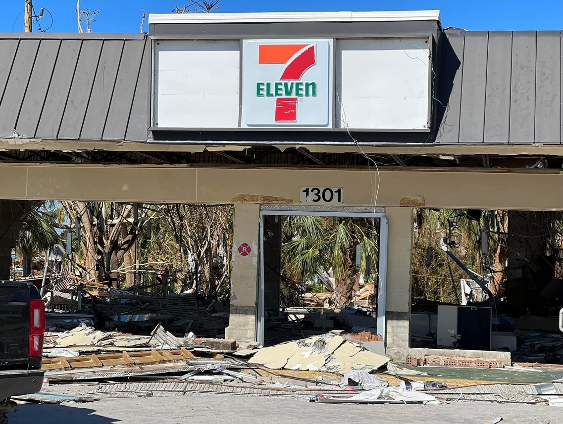 PHOTO Close Up 7Eleven Across From Lani Kai On Fort Myers Beach Had