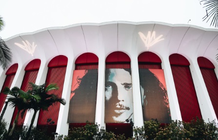 PHOTO Chris Cornell On The Front Of The Forum In LA