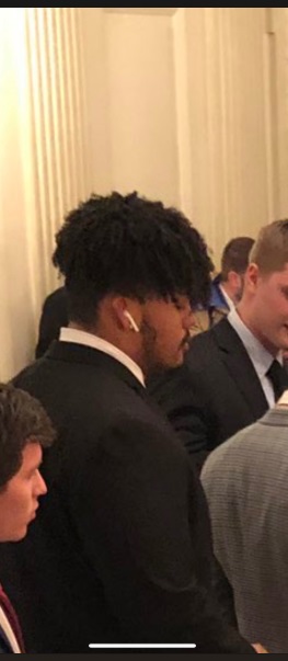 PHOTO Clemson Player Wearing Airpods Inside The White House