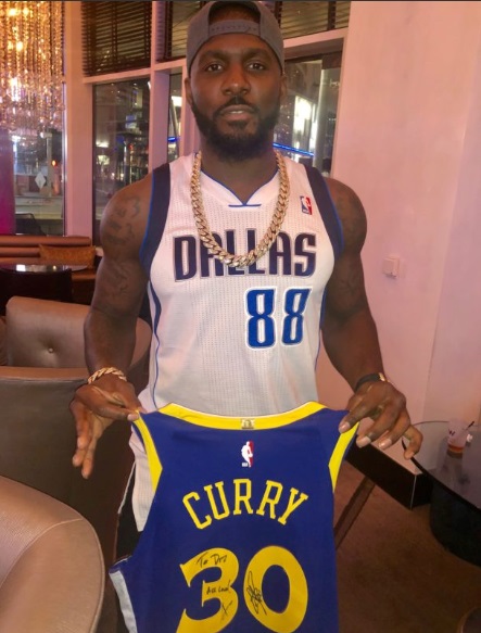 PHOTO Dez Bryant Got A Steph Curry Signed Jersey