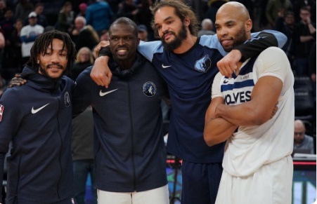 PHOTO Joakim Noah Takes Picture With Derrick Rose Luol Deng Taj Gibson As Member Of Grizzlies