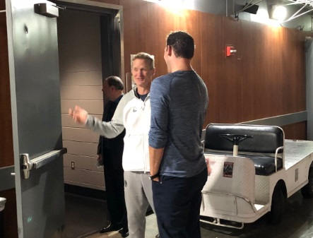 PHOTO Luke Walton Laughing At Steve Kerr Pre-Game