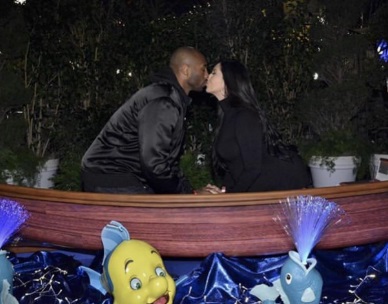 PHOTO Kobe Kissing His Wife At Disneyland