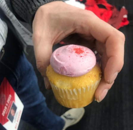 PHOTO Terry Stotts Passes Out Mini Cupcakes With Pink Frosting To Media Members In Locker Room