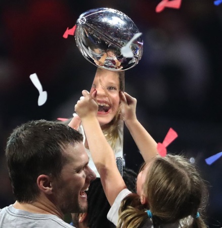 Real PHOTO Tom Brady's Daughter Looking At Her Reflection In The Lombardi Trophy