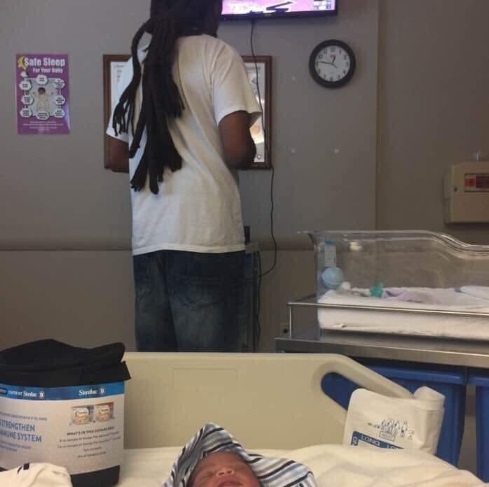 PHOTO Dude Brings PS4 To Hospital After His Wife Gives birth To Play 2K