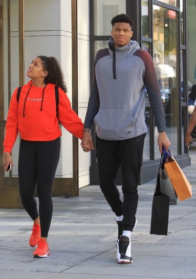 PHOTO Giannis Shopping With His Gold Digger Girlfriend In LA