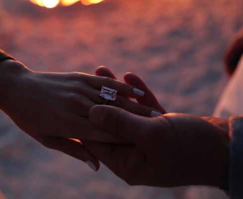 PHOTO Jennifer Lopez 1M Giant Diamond Engagement Ring From Alex Rodriguez