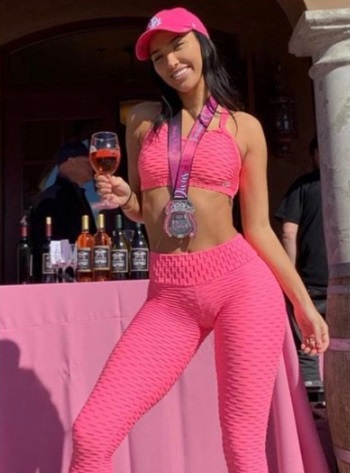 PHOTO Johnny Manziel's Wife In Pink Leggings