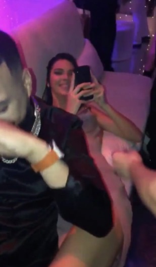 PHOTO Kendall Jenner Rapping Her Leg Around French Montana