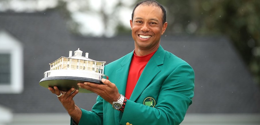 PHOTO Tiger Woods Holding Masters Trophy