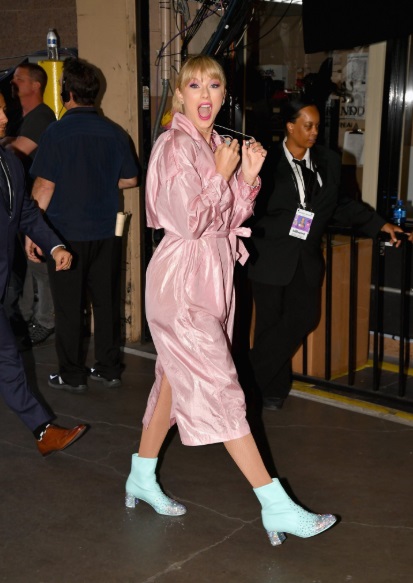 PHOTO Taylor Swift Backstage At The BBMAs In A Pink Robe