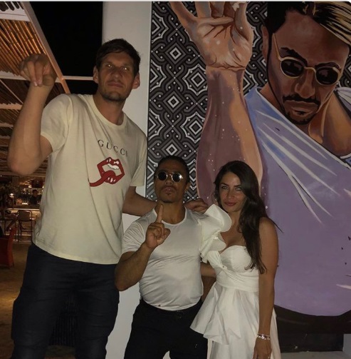 PHOTO Boban Marjanovic In Very Fancy Restaurant Wearing Gucci Shirt Posing With Owner And His Wife