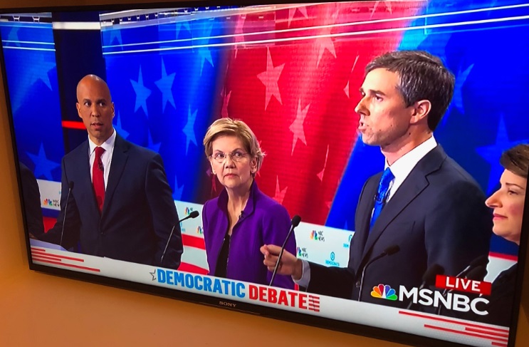 PHOTO Cory Booker SIDE EYES Beto O’Rourke For Answering Question In Spanish