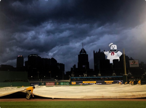 PHOTO Sky Looks Dark At In Pittsburgh Like World Is Ending During Rain Delay Of Cubs Pirates