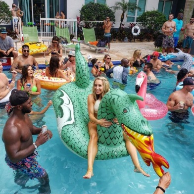 PHOTO Dude Hitting On ESPN Reporter Inside Vegas Swimming Pool