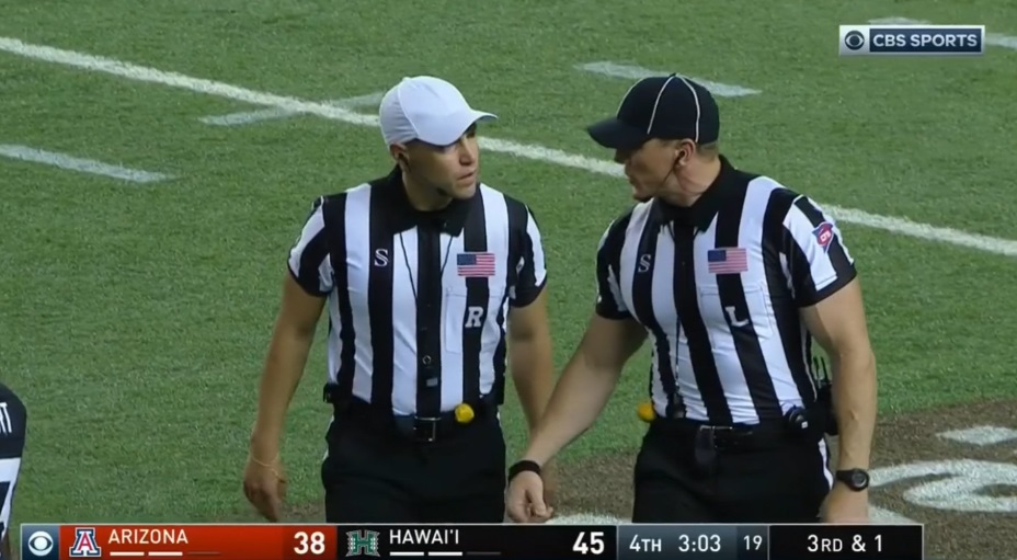 PHOTO Ref In Arizona Hawaii Game Looks Like Ed Hochuli