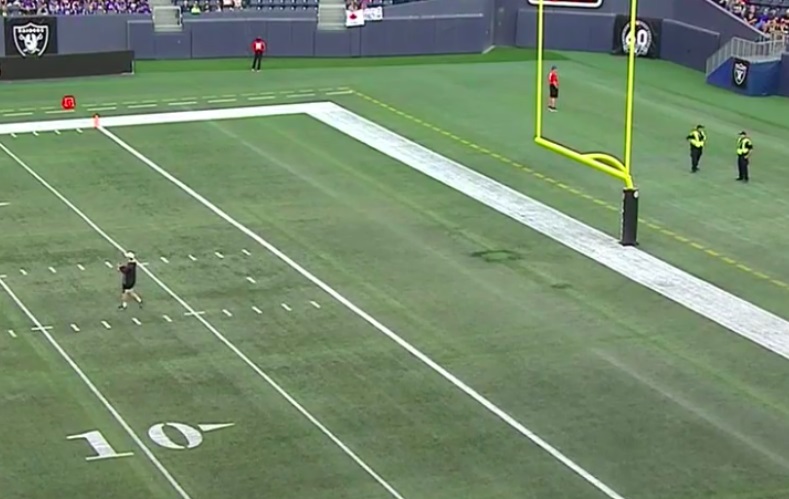 PHOTO There's A Turf Side Hole In The Endzone For Raiders Packers In Canada