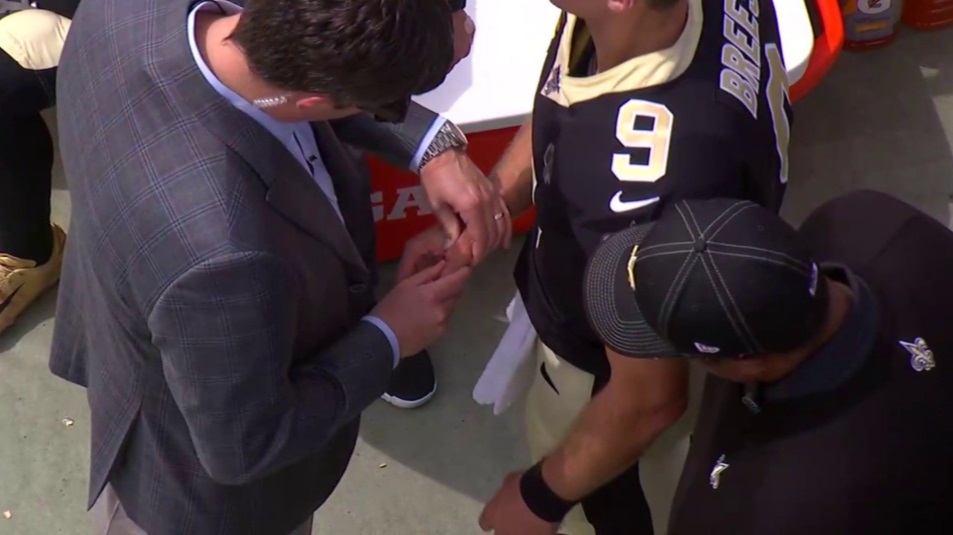 Close Up Photo Of Drew Brees' Thumb Out Of Place On His Hand