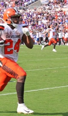 PHOTO Baker Mayfield Spreading His Wings While Nick Chubb Goes In For The TD