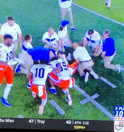 PHOTO Florida Gators Trainers Wrapping Felipe Franks Leg In Air Cast