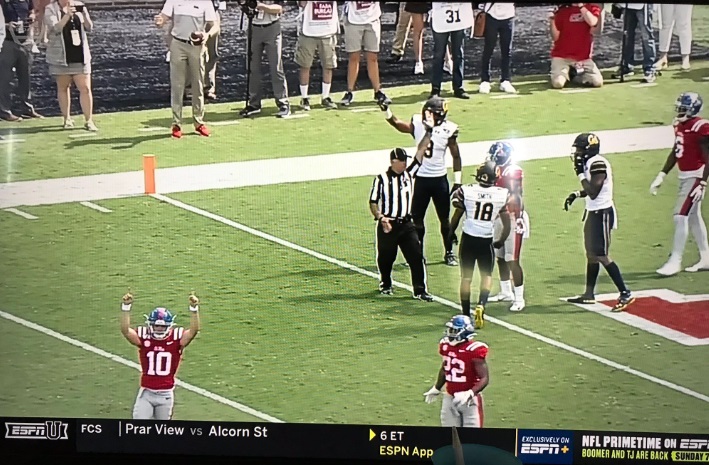 PHOTO Ole Miss QB Lifts His Hands To Signal TD While Ref Signals It's Short