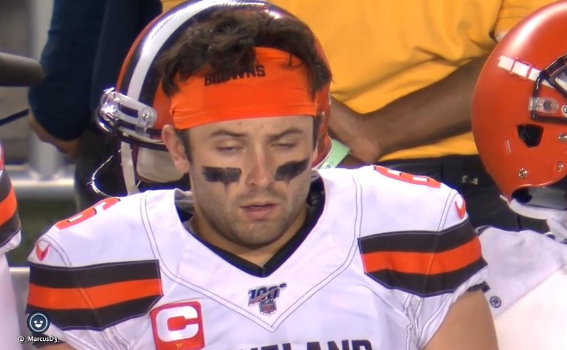 HD Photo Baker Mayfield Falling Asleep On Sideline