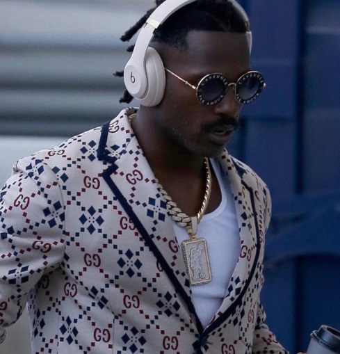 PHOTO Antonio Brown Wearing Golden Chain Around His Neck Worth Over A Million Dollars