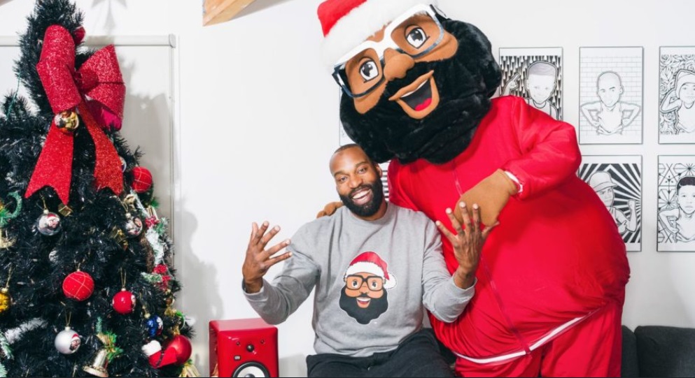 PHOTO Baron Davis Posing For A Photo With Black Santa