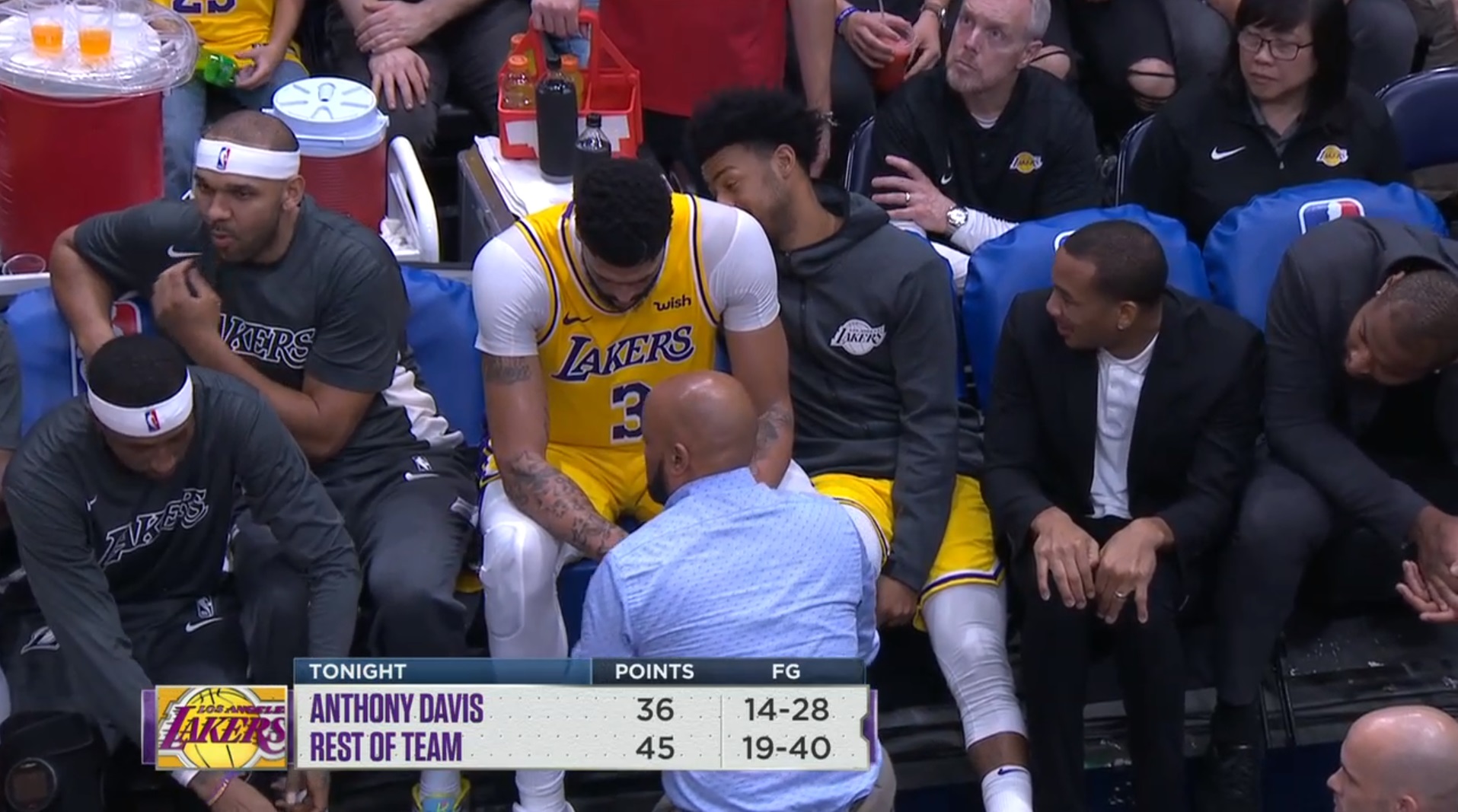 PHOTO Anthony Davis' Shoulder Getting Looked At On Bench And It's Red And SWOLLEN