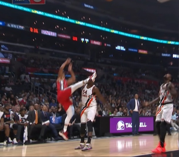 PHOTO Blazers Player Kicks Clippers Play In Face While Airborne