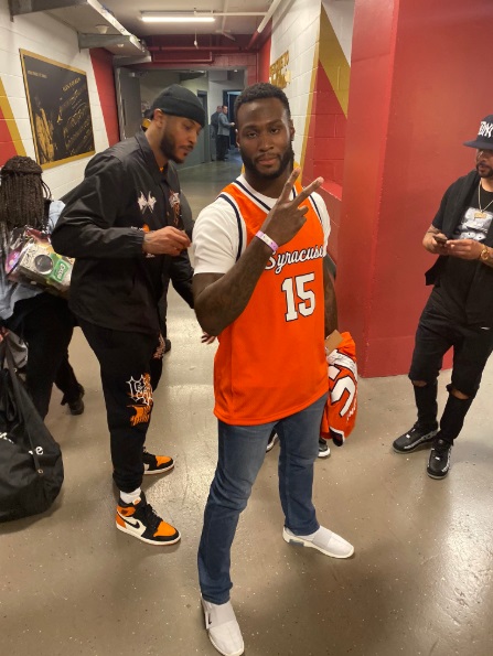 PHOTO Carmelo Anthony Signs Latavius Murray's Bright Orange Syracuse Jersey Post-Game