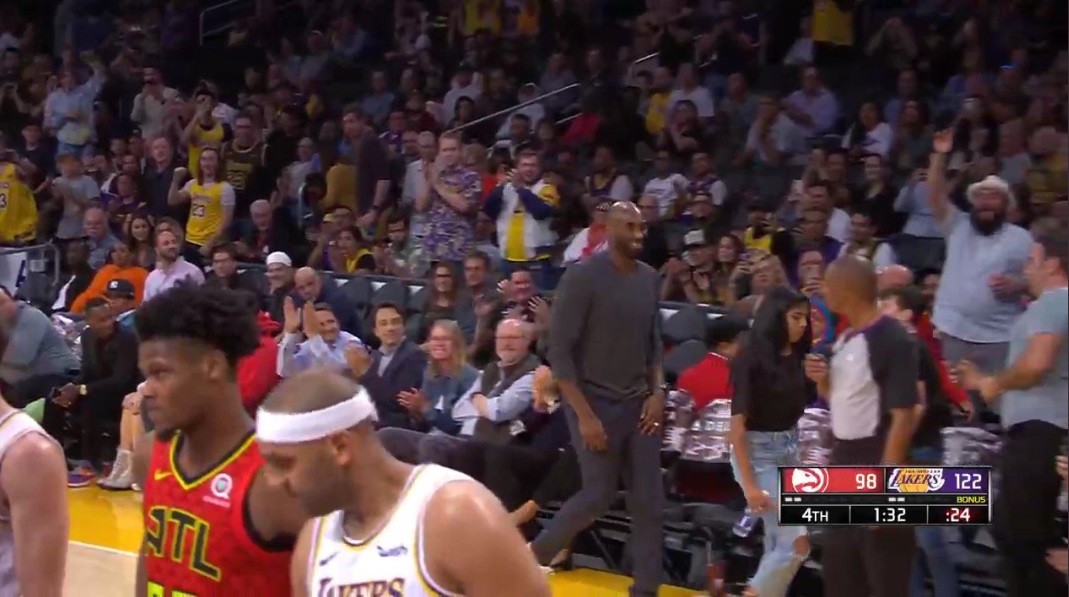 PHOTO Kobe And His Daughter Leave Hawks Lakers With 1:32 Left In 4th