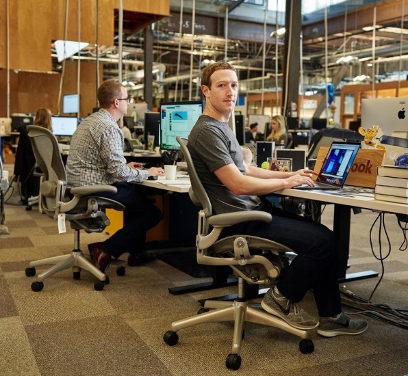 PHOTO Mark Zuckerberg Working In Open Office At Facebook