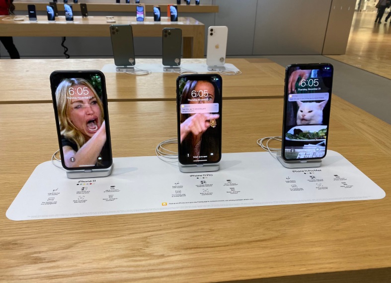 PHOTO Someone Went Into Apple Store And Changed All The iPhone's Backgrounds To Women Screaming And Cats