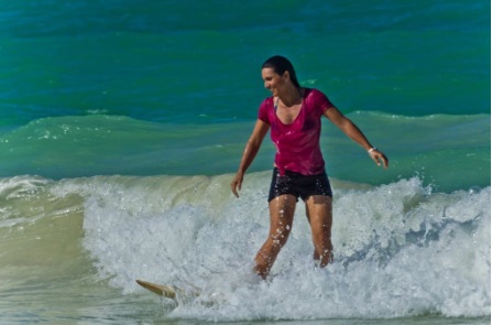 PHOTO Tulsi Gabbard Getting Splahed By A Wave