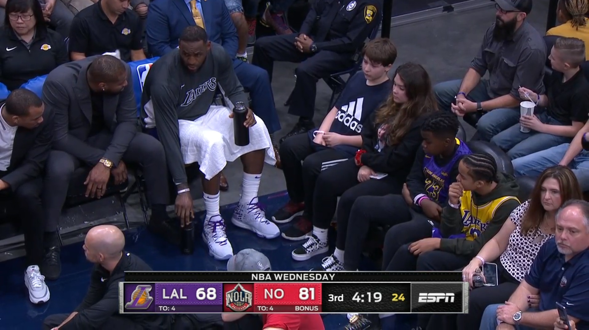 PHOTO Young Kids Sitting Next To Lebron Just Watching Him Not The Game