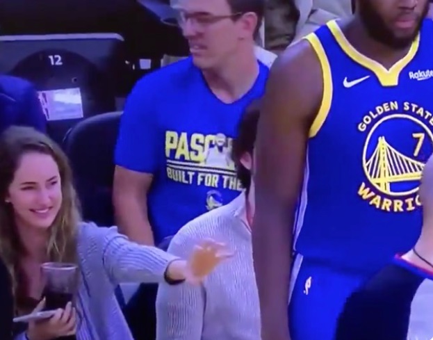 PHOTO Female Warriors Fan Checking Out Eric Paschall During Game