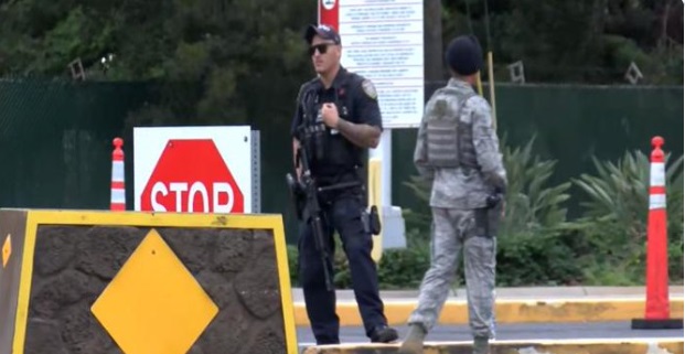 PHOTO Military Personnel And Hawaii Sheriff Standing At Entrance To Pearl Harbor Shipyard With Rifles While On Lockdown