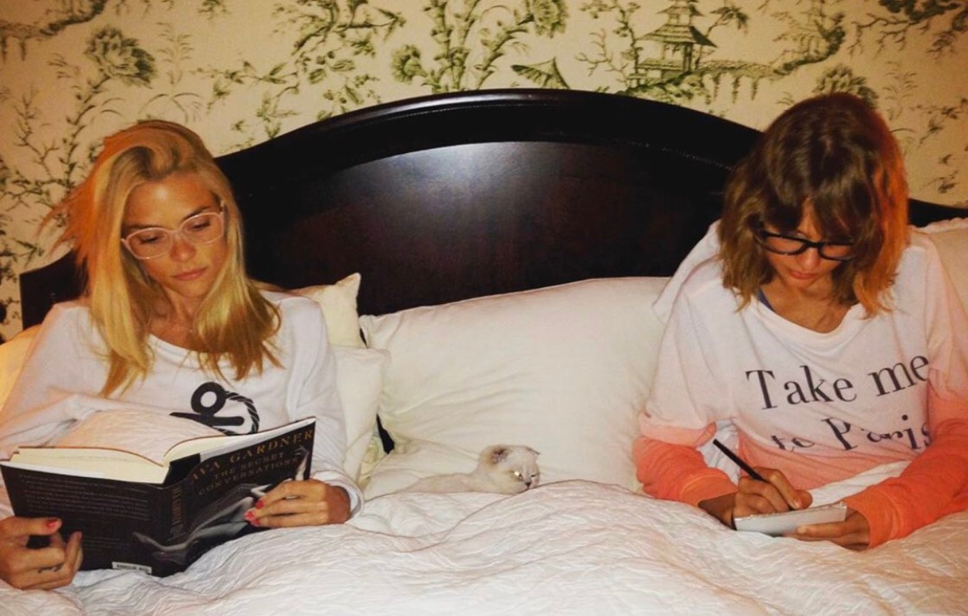 PHOTO Taylor Swift Journaling In Bed With Olivia Benson