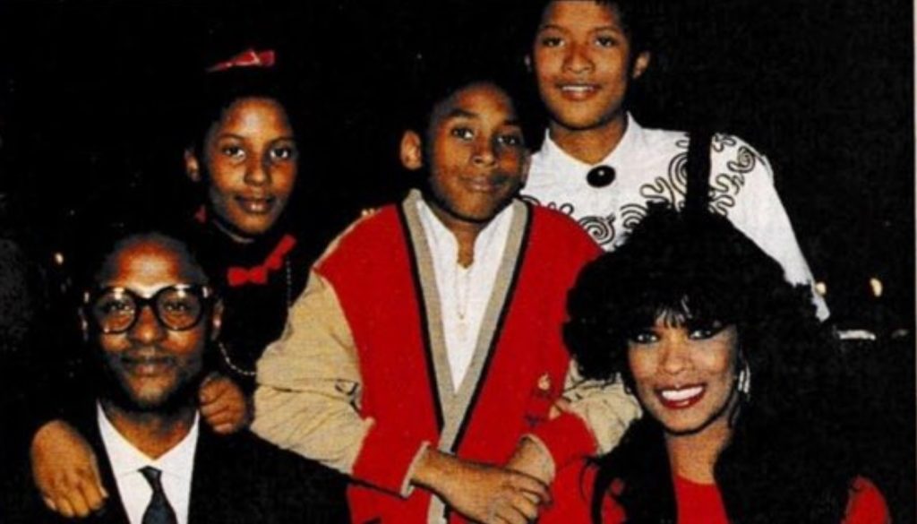 PHOTO Young Kobe Bryant With His Sisters And Mom And Dad