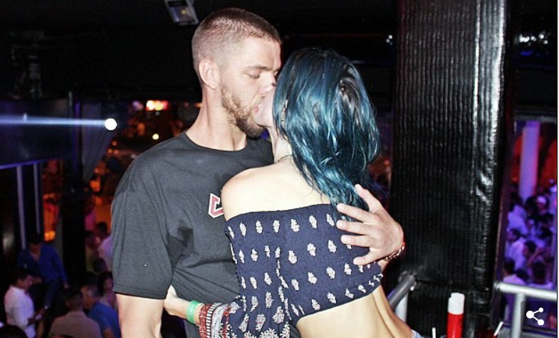 PHOTO Bella Thorne Kissing Chandler Parsons On The Lips