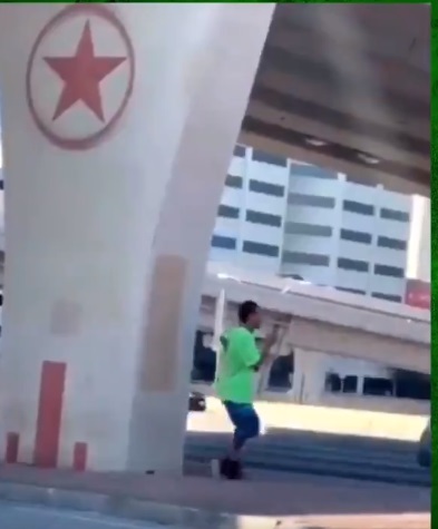 PHOTO Delonte West Living Under A Bridge In September 2019 Begging For Money And Dancing Like He's Crazy