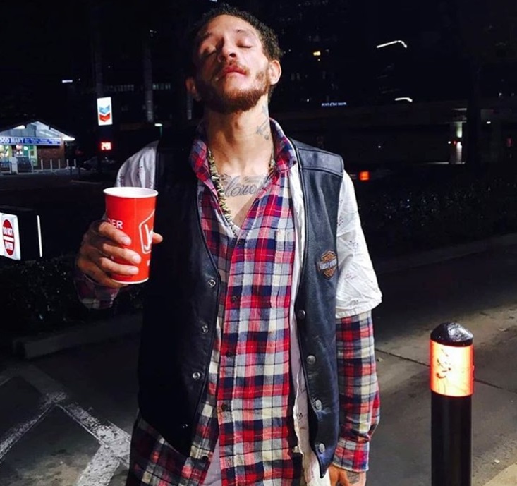 PHOTO Delonte West Wandering Around Parking Lot In Houston In 2016 Drinking Soda From Jack In The Box