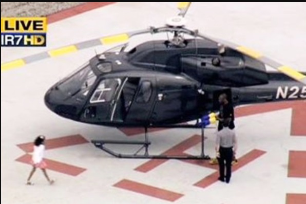 PHOTO Kobe Bryant Boarding His Helicopter With His Daughter