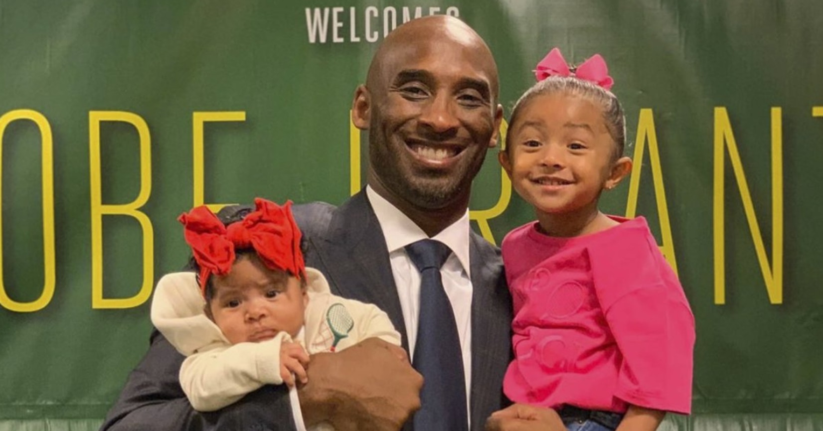 PHOTO Kobe Bryant Holding His Daughters