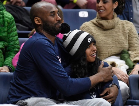 PHOTO Kobe Bryant Hugging His Daughter Gianna